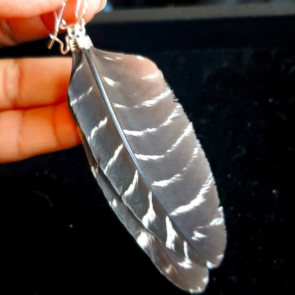 Feather 🪶 Earrings. - Picture 3 of 5